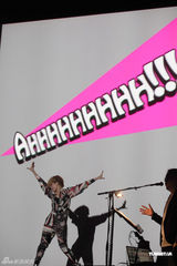 组图：容祖儿彩虹服装唱响伦敦 众人捧场激动而泣