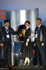 组图：张静初沪上出席代言 笑容迷人秀低调OL风