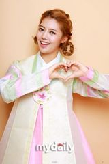 组图：组合Rainbow穿韩服拍写真 为粉丝送中秋祝福