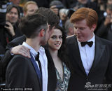 组图：暮光女戛纳走秀罩杯小难撑深V