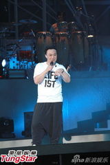 组图：陈奕迅开唱造型似黑山老妖 少说话多唱歌