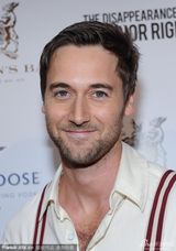 组图：《他和她的情事》杰西卡低胸蓝裙露沟