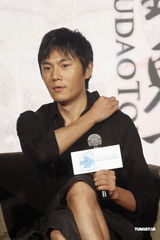 组图：《初到东京》揭海报 张钧甯甜美秦昊帅气