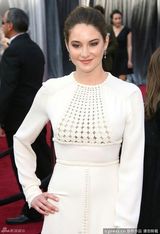 高清组图：奥斯卡红毯谢琳-伍德蕾白色礼服端庄