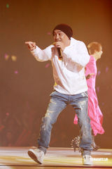 幻灯：郑秀文许志安相拥献唱 梁洛施李嘉欣捧场