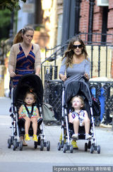 组图：帕克送爱女上幼儿园 双胞胎姐妹模样水灵