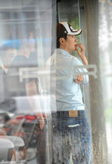 组图：窦骁购豪车 冯绍峰陪同当参谋