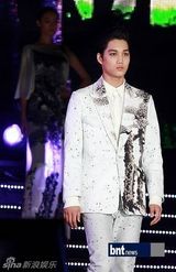 组图：EXO-K成员与2AM郑珍云等亮相T台秀