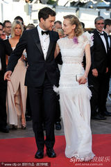 组图：戴安克鲁格戛纳走秀和男友恩爱