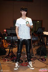 组图：严爵害羞不露人鱼线 女记者上阵验收