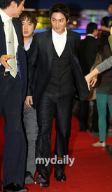 组图：张东健《武士》VIP首映 爱妻与众大腕助阵