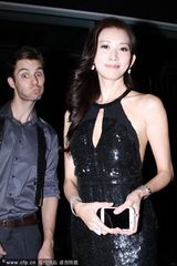 组图：林志玲搔首弄姿秀美背 胸前乳沟微露