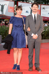 组图：男星盖博-克林格携女伴亮相红毯