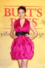 组图：张榕容露美背代言 欲挑战古惑女角色