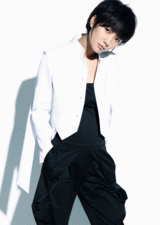 幻灯图：王珞丹新封面写真 时而妩媚时而帅气