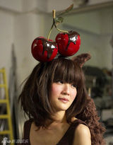 组图：阿Sa(蔡卓妍)穿巧克力兔子装 假发缠绕巨大头套