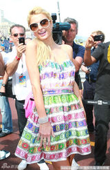 幻灯图：帕丽斯现身F1摩纳哥站 秀彩裙摆POSE成焦点