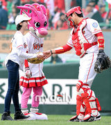 组图：韩女星具惠善为棒球赛开球 短发甜美自信