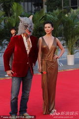 组图：巩新亮深v露乳提裙秀大腿 狼头男造型怪异