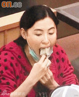 幻灯：张柏芝怀孕四月食欲暴涨 小心蹲下喂儿子