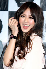 幻灯：美女冯媛甄为名表代言 直言酷爱户外运动