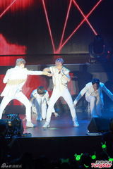 组图：韩组合B.A.P香港开唱 粉丝玩cosplay