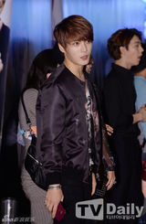 组图：金在中休闲装出席首映 明眸温柔放电