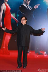 组图：成龙大哥压轴现身 挥手浅笑亲和力十足