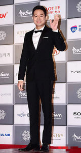 组图：釜山电影节开幕 千正明西装笔挺亮相红毯