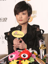 高清图：李宇春获网络盛典年度最具号召力艺人