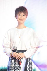 组图：海清格纹开叉裙亮相活动 与粉丝贴面吻