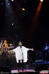 组图：刘思涵白衬衫酷帅开唱 回娘家谢粉丝