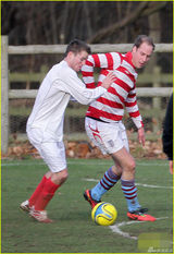 组图：威廉王子与弟弟哈里踢球 成对手大方拥抱