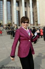 组图：明星委员亮相政协闭幕 刘翔遭媒体围堵