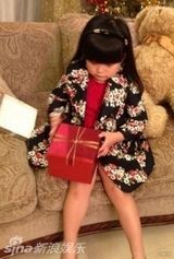 组图：王诗龄卖萌照撞脸童年王菲