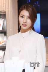 组图：missA秀智出席活动 白衣黑裙甜美可人