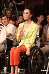 组图：200明星高歌《北京祝福你》 成龙坐镇指挥