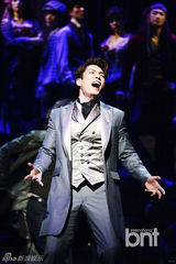 组图：2AM昶旻等演音乐剧《开膛手杰克》洒热泪