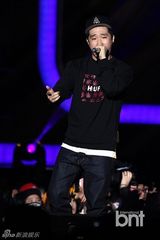 组图：朴宰范等参加HIPHOP音乐节引爆火热现场