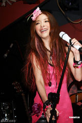 组图：许维恩开唱秀恩爱 吴亚馨送花篮力挺