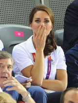 组图：威廉王子赛场笑拥爱妻 凯特小露蛮腰