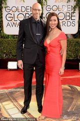 组图：《为奴》编剧约翰-莱德利携妻亮相金球奖