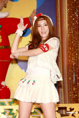 组图：大牙与Apple印度造型 共度异国风情圣诞 