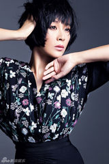 组图：苏岩魅惑写真大片俏皮娇艳