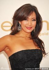 组图：艾美奖红毯 凯莉-安-爱娜巴黑色裹胸裙