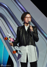 组图：周笔畅亮相青春盛典获最受欢迎女歌手