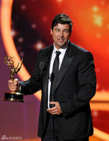 组图：艾美奖现场 凯尔-钱德勒获剧情类男主角奖