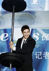 组图：倪安东新专辑发布现场与轻松熊互动