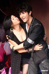 组图：汪东城生日蓝心湄送香吻 曝其“到处睡”