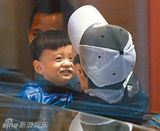 组图：谢霆锋与两子庆端午 揽次子入怀父爱浓